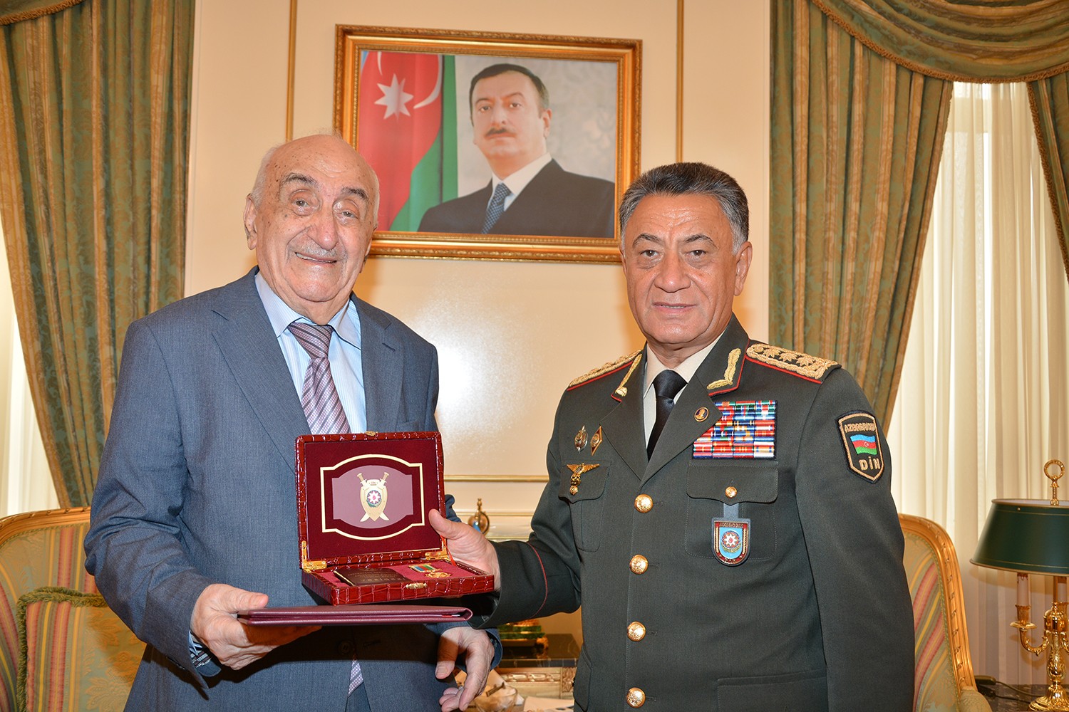 Ramil Usubov SOCARın vitse-prezidentini medalla təltif etdi -  FOTOLAR